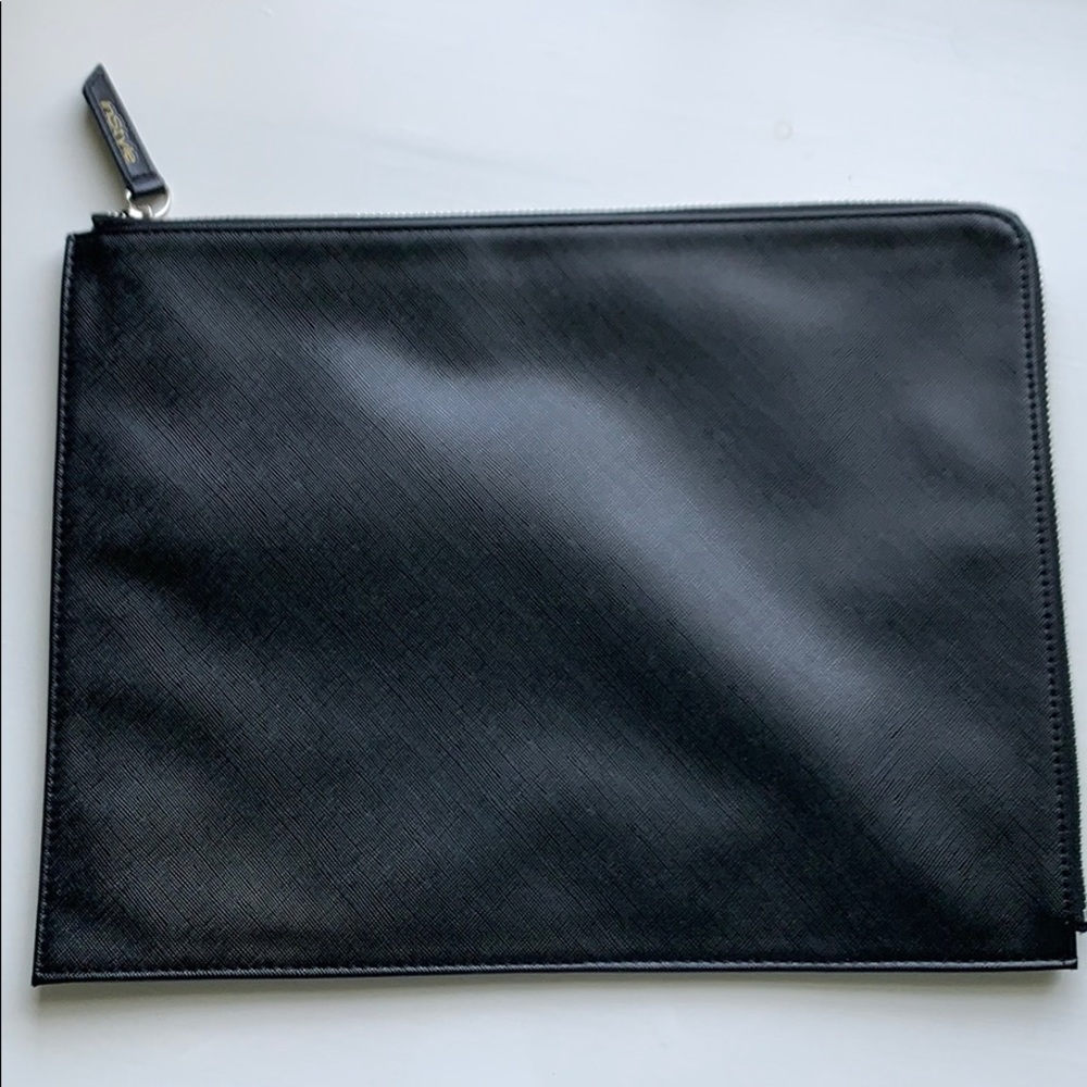 Zippered black portfolio